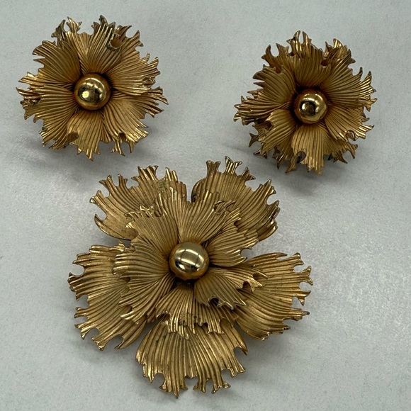 Vintage Gold Tone Classic Floral Brooch and Clip On Earrings Gift Ready Set ✨ - Picture 1 of 5